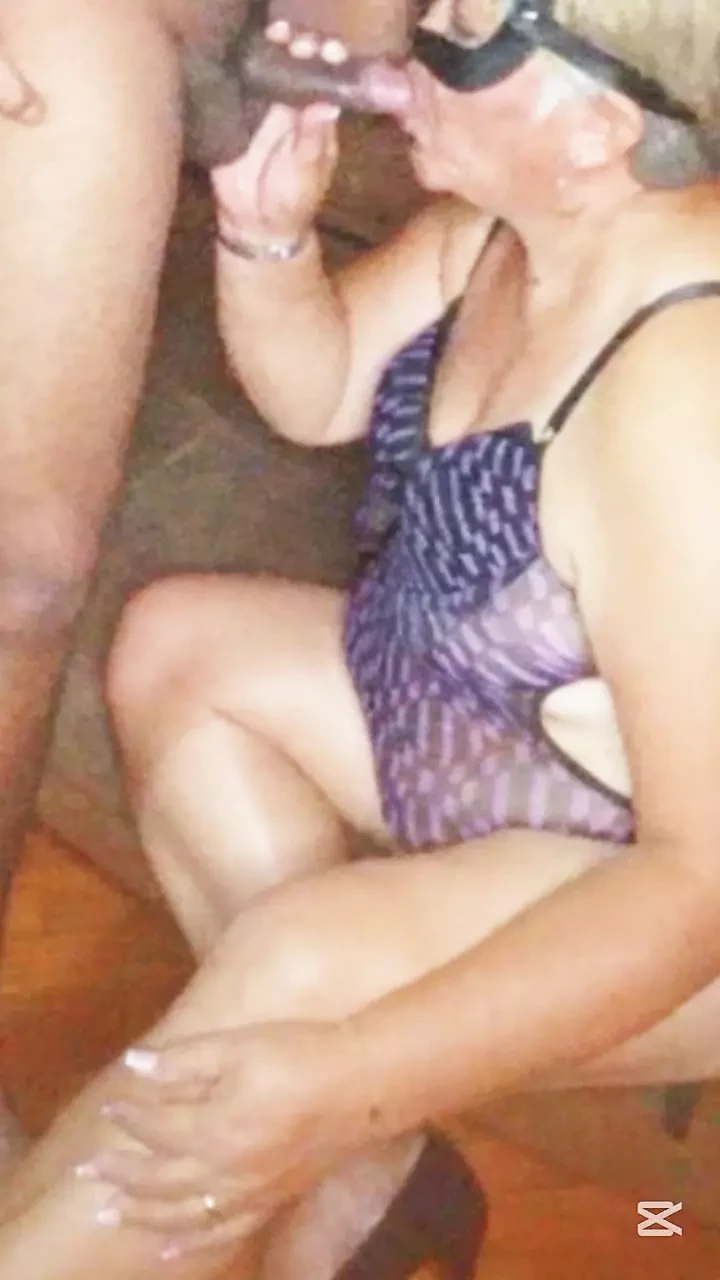 Madura milf dando um bom pau chupando para seu jovem amante