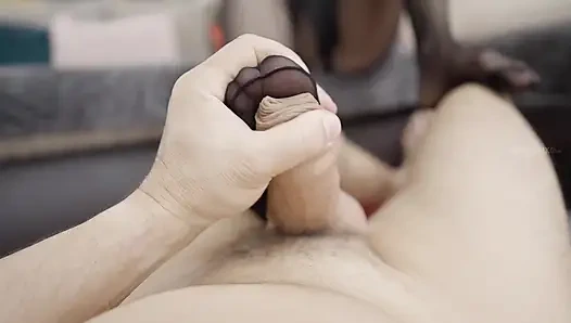 Fußdomin! Sie lässt ihn mit ihren heißen füßen kommen!