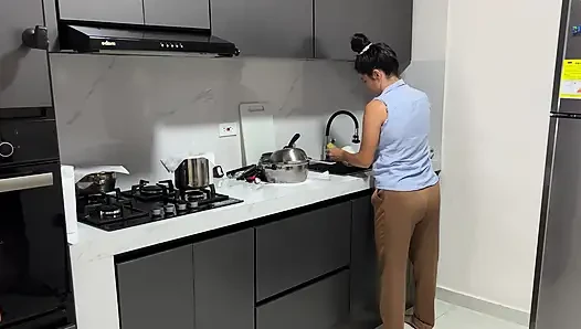Adik tiriku nyepong kontolku di dapur waktu kami lagi sendirian!