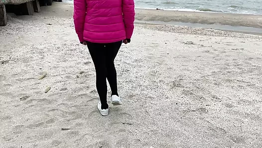 Gilf on seaside public peesing and sheak peek in the locker room