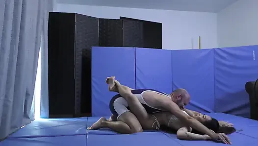 Zierlich mit power Kiara Star dominiert mann im wrestling