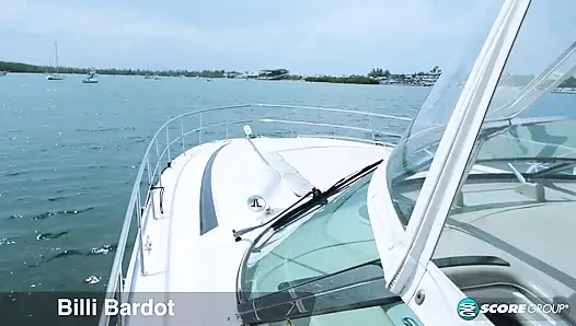 Büyük memeli bikinili bebek Billi Bardot'un tekneyle