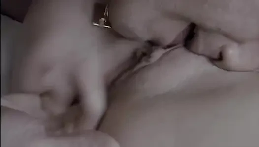 Bu Genç Orospu Için Anal Yumruk Ve Kocaman Bir Penis Poposuna Girdi.