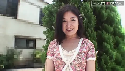 Horny MILF enjoys as clit gets rubbed by a huge vibrator