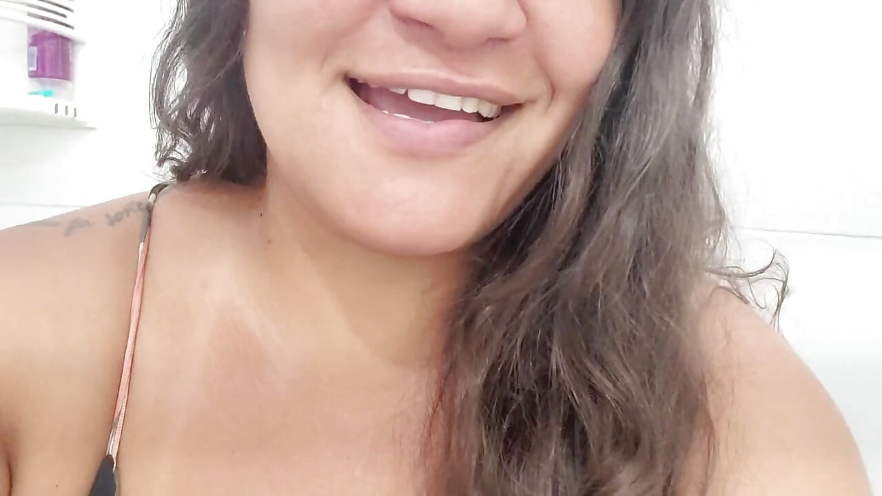 Sujo pequeninho vem lambendo escravo