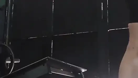 Spor salonuna gittim ve banyoda kıllı amcığım mastürbasyon yaptı