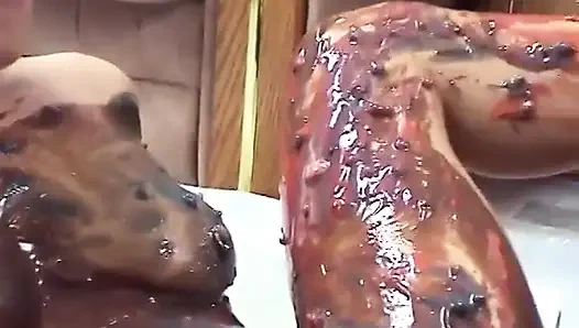 Сексуальную блондинку трахает и намазывает съедобной краской сосед