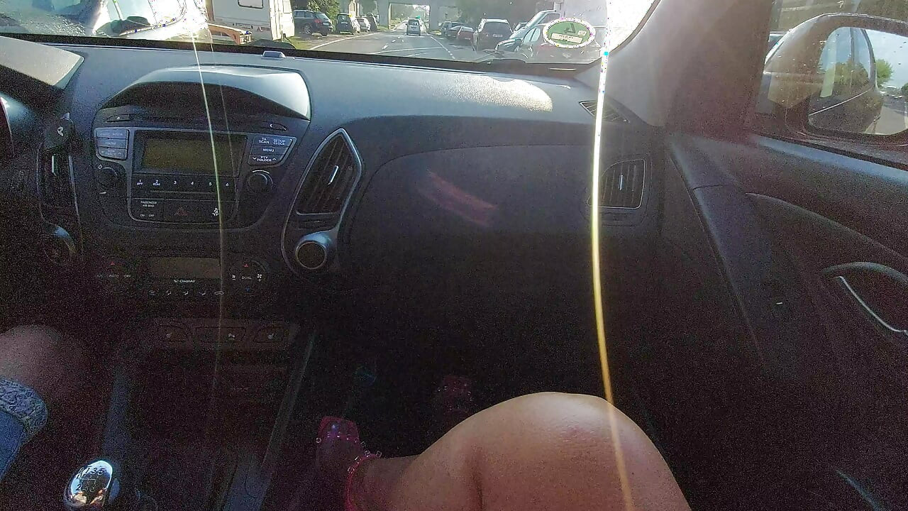 早上在計程車上穿短裙和高跟鞋的優雅成熟女人