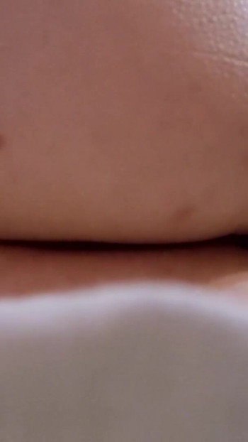 Epischer moment aus "Ich mag mit gekreuzten beinen masturbieren, ich quetschen meine hüften hart zum ORGASMus! Pulsierendes und anus nahaufnahme"