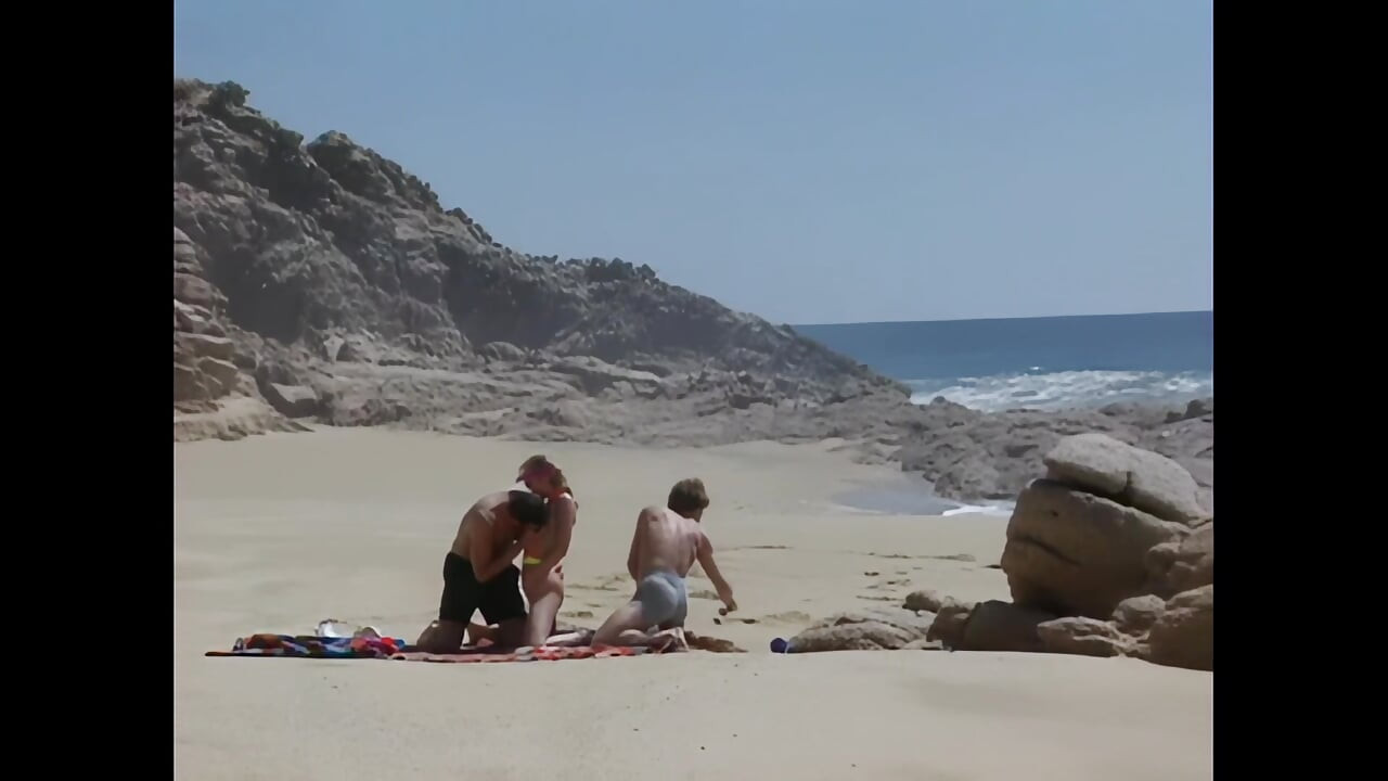 Crystal Wilder bercinta keras di pantai oleh dua ayam besar