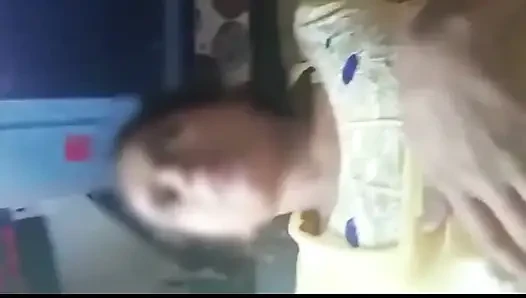 Aku lagi asik ngentot sama teman kantorku di atas meja