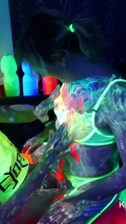 Mokra i brudna gra w kolorowym, świecącym w UV slime'ie i obcej mazii | Clip 2