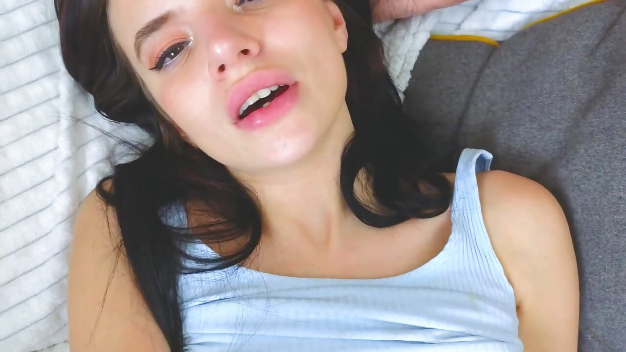 Sudut pandangan pertama Alice memberikan blowjob dan seks dalam posisi mubaligh