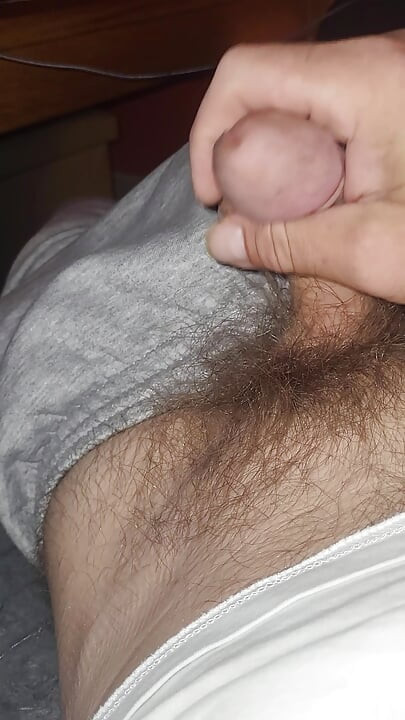 私の毛深いペニスで遊ぶ