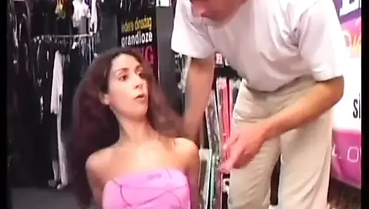 Seksi kaltak Anais sert yarağa biniyor