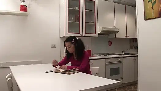 Kirli üvey kız genç küçük üvey kız kardeşinden faydalanıyor