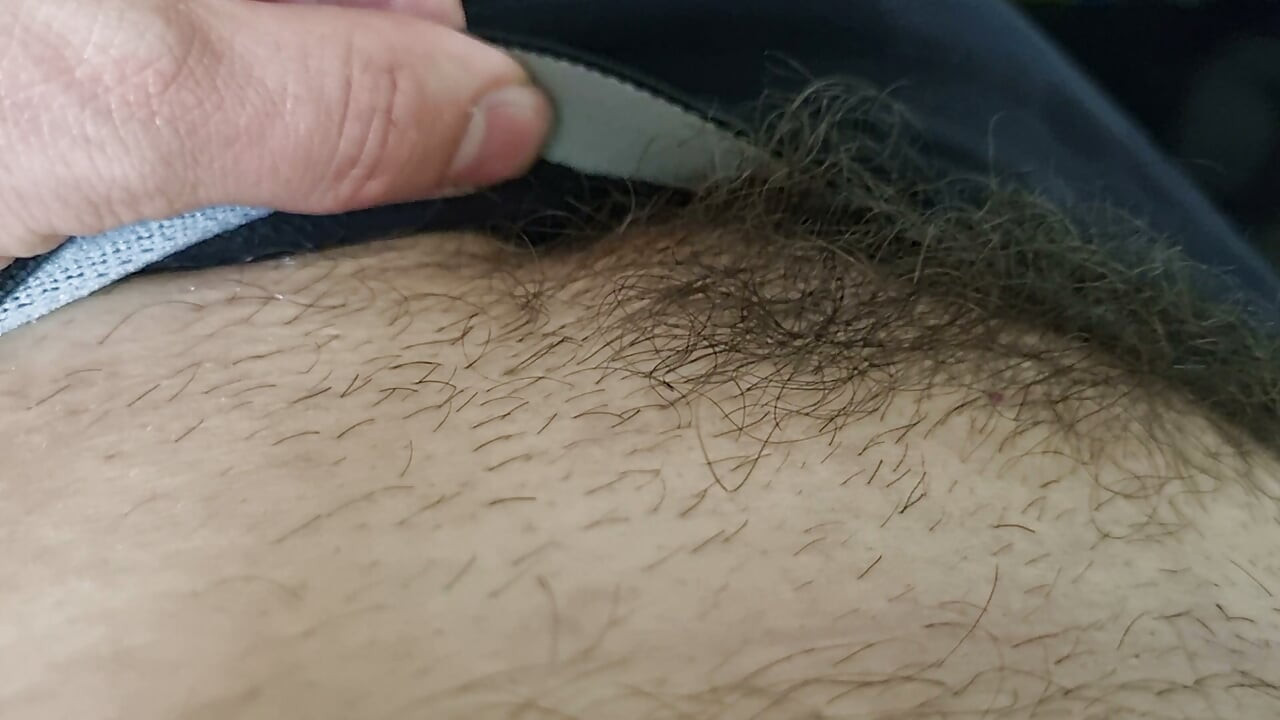 Peludo y sudor tras entrenar, metiendo el dedo anal y oliendo y lamiendo