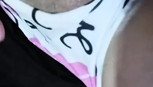 Quiere salir a ver la película con su novio, pero su hermanastro quiere tomar primero su virginidad.