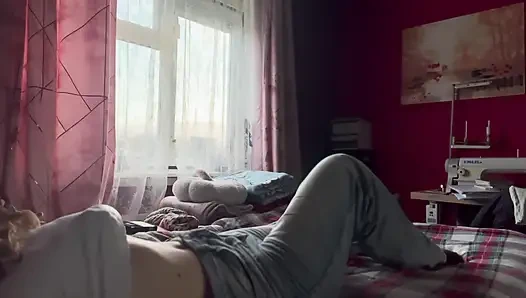 Шаловливая девушка заскучает и начинает мастурбировать