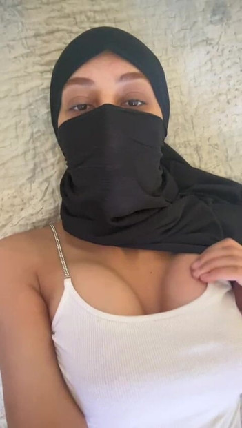 Arapska kurva s hidžabom sama trlja svoje velike sise - Nestašna muslimanka pokazuje svoje savršene sise solo