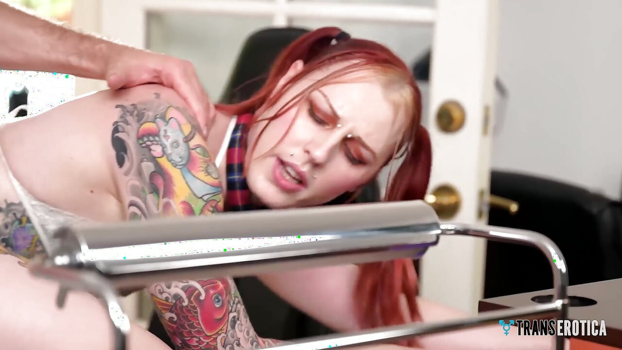 TRANSEROTICA : Beauté trans rousse tatouée qui profite d'un jeu anal hardcore joyeux et d'un facial cumshot réjoui