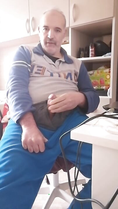 Я пісяю і занурюю кінчик свого члена в сечу і мастурбую своїм твердим членом