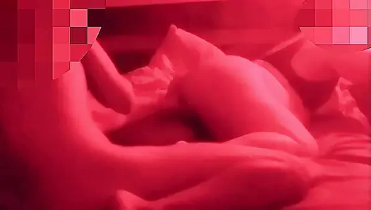 Горячая жена встречается, пока ее мужа нет дома.