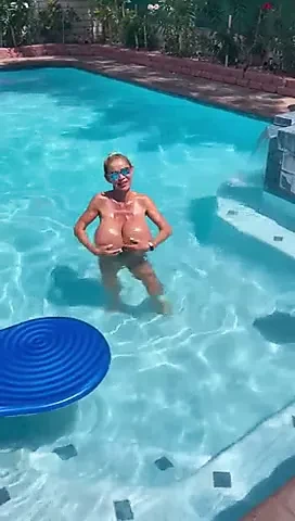 Minka - 巨大的胸部漂浮在游泳池中（2021）