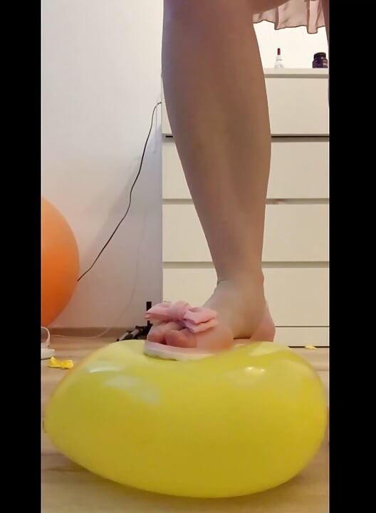 Feet & Balloons Crushing