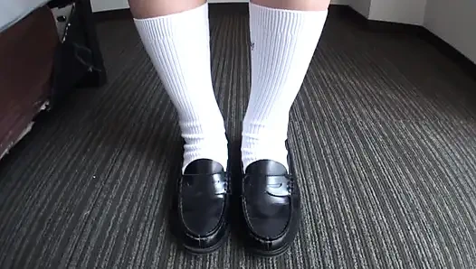 Ein mann mittleren alters und eine uniformierte schönheit