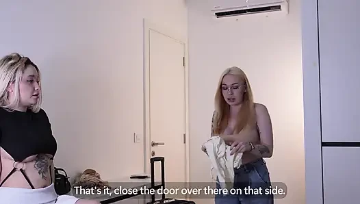 Üvey anne ve üvey kız kardeşimle aynı yatağı paylaşmak zorunda kaldım ama kafam karışmadı ve üvey kız kardeşimle yattım
