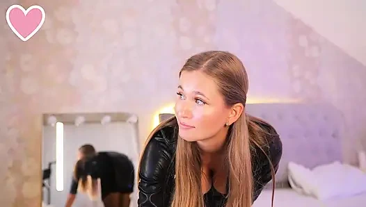 Показала Узкую Киску