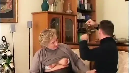 Büyük memeli sarışın orta yaşlı seksi kadın amcık sikişi ve penis yalama