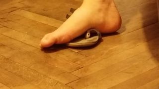 Zakładanie skórzanych sandałów