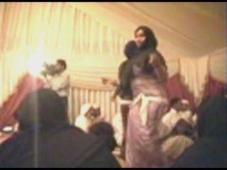 Велика арабська дупа танцює стару вечірку