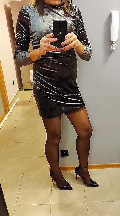 Šetnja po novom stanu u seksi odjeći