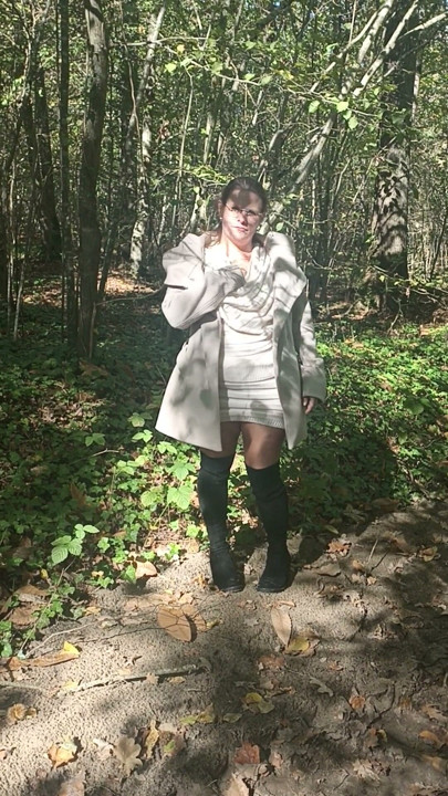 Jade se exhibe en el bosque con los desconocidos | Clip 2