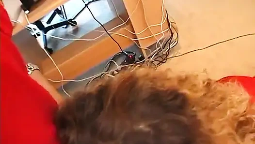 Tante nakal rambut pirang yang aduk lagi asik nyepong kontol