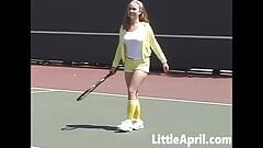 Sexy adolescente chica Little April jugando tenis