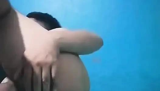 İçeride anal oyuncakla mastürbasyon yapıyor