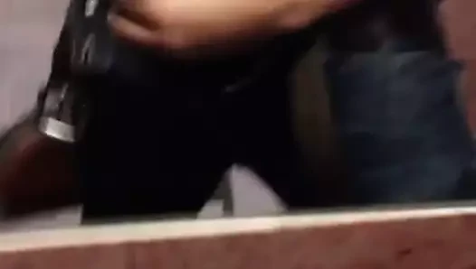 Büyük yarak banyoda boşalıyor