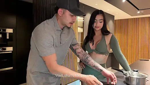 Saya membantunya dengan dapur barunya dan dia berakhir di atas saya / Danner Mendez & Iris Rodriguez