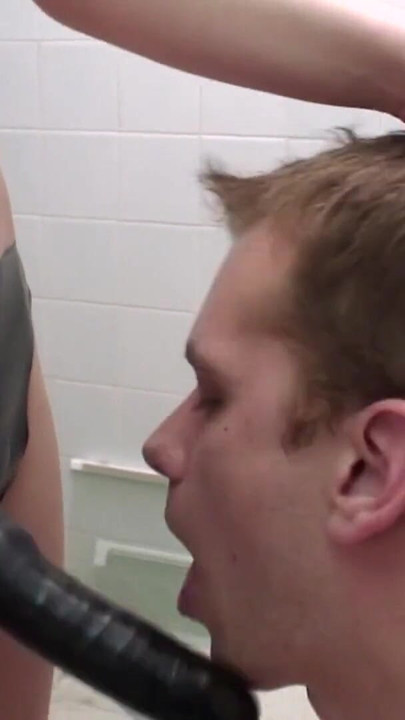 Stunning moment from "Junge Brunette 22 jahre fickt Ihren freund auf der arbeit mit dem Umschnalldildo"