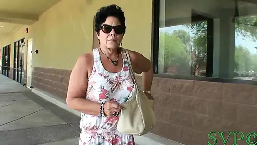 Genç erkek avcısı iri güzel kadın sigara içiyor ve pozlar atıyor