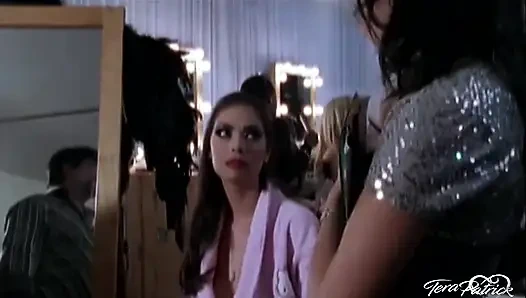 Penny Flame restoran mutfağında sikiliyor