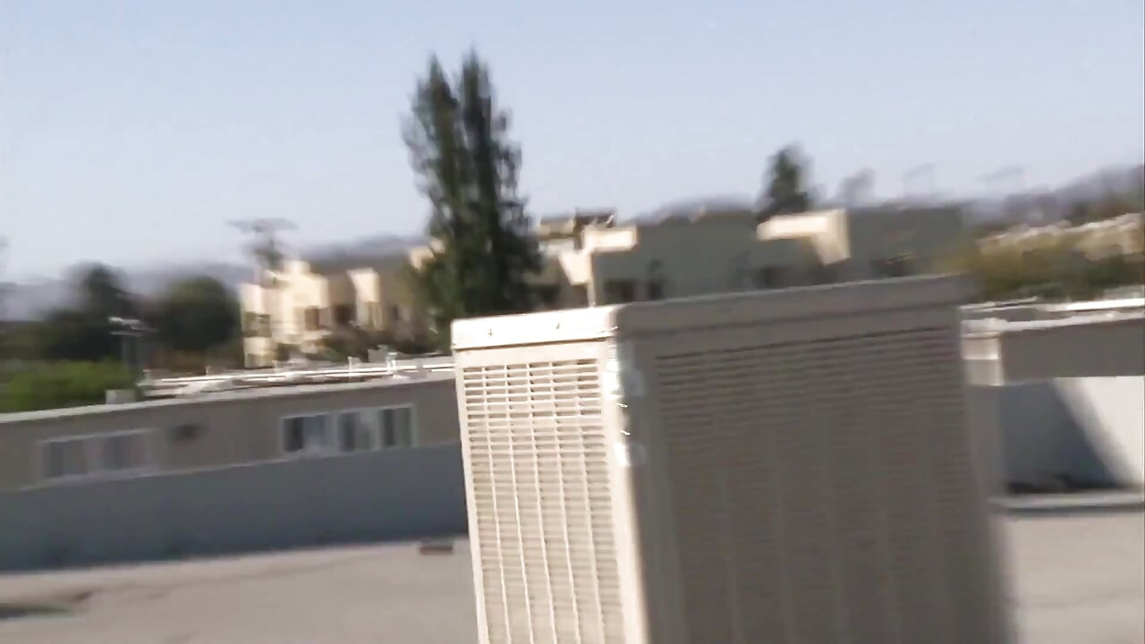 ホットなティーンが寮の屋上で義理の弟とセックスする