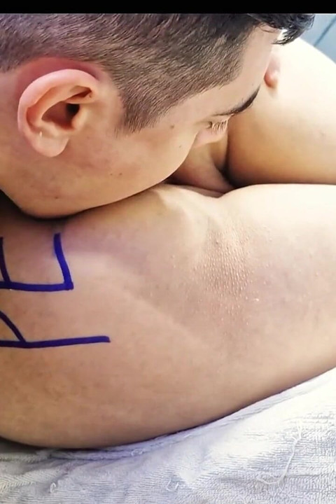 Sedí mu na tváři s nylonovými punčochami