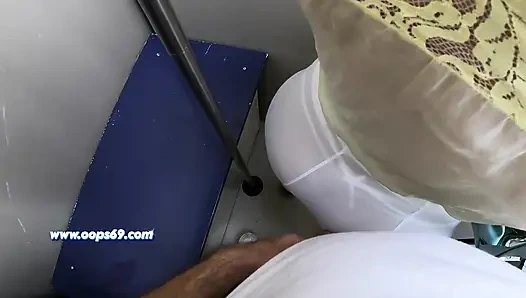 Yabancı Azgın Orta Yaşlı Seksi Kadın Metroda Sikime Dokunuyor - Halka açık Trende Yarak Ovuyor
