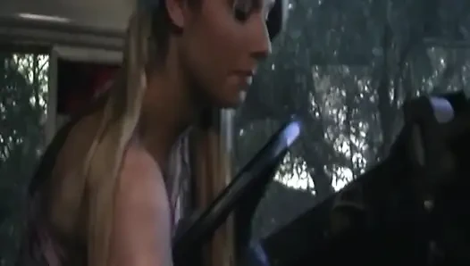 Blondes schätzchen weit gedehnt in schlampigem bus-fickfest