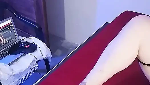 İşten eve geldi ve o sadece yatakta bekliyordu.